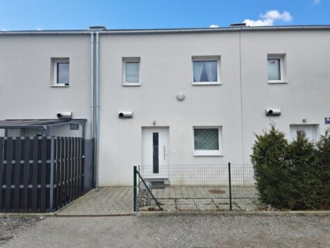 Modernes Niedrigenergie-Reihenhaus mit Garten, Terrasse und zwei Stellplätzen in ruhiger Lage von Theresienfeld, 2604 Theresienfeld, Reihenhaus