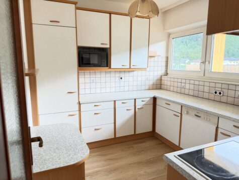 Pendler aufgepasst – sanierte 2-Zimmer-Wohnung mit südseitiger Loggia, Lift und schönem Ausblick, 2640 Gloggnitz, Wohnung