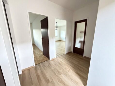 Pendler aufgepasst – sanierte 2-Zimmer-Wohnung mit südseitiger Loggia, Lift und schönem Ausblick, 2640 Gloggnitz, Wohnung