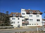 Gebäude Straßenseitig - Sonnige 3-Zimmer-Wohnung mit Carport und Grünblick